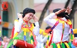 [ẢNH] Trai làng má phấn, môi son múa 